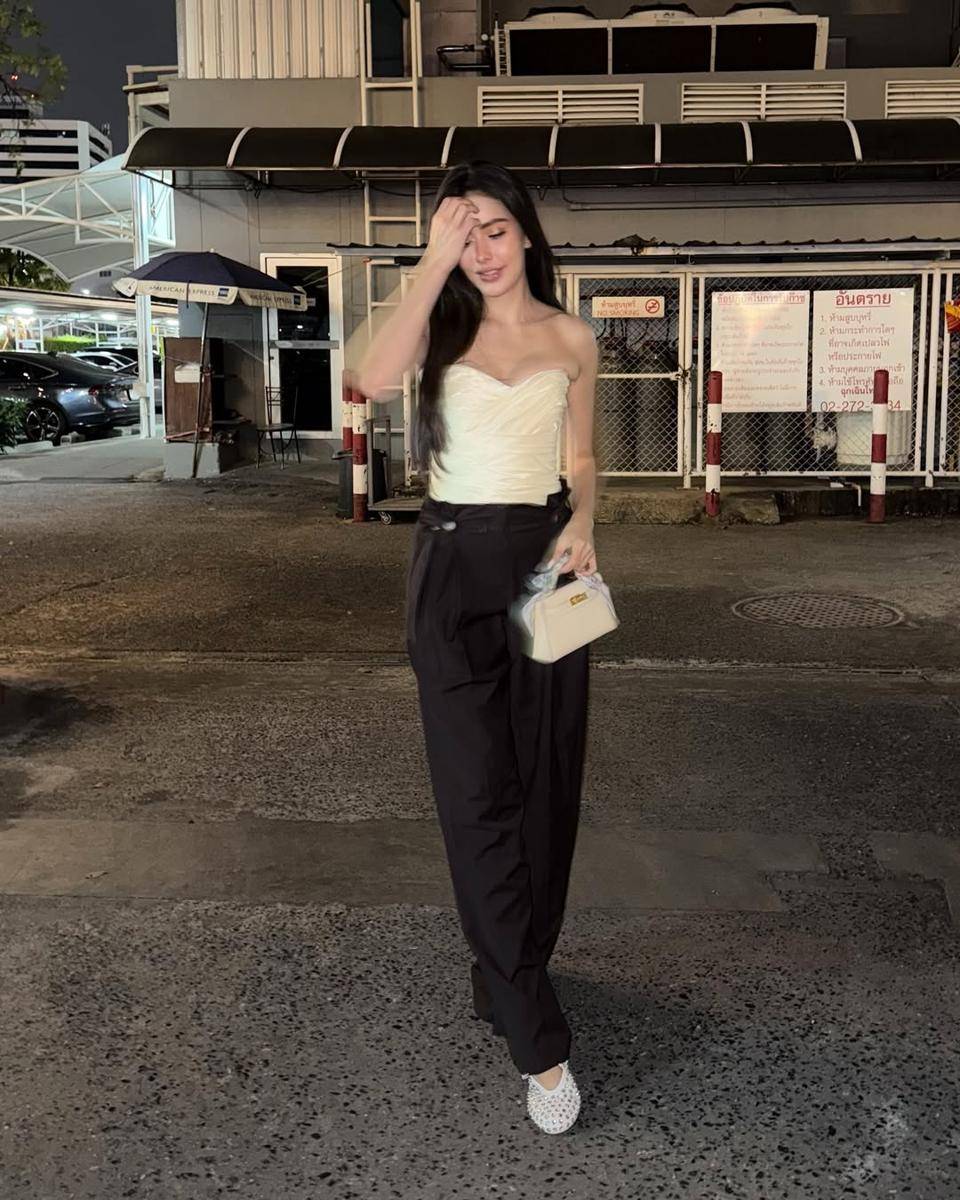 potret ide OOTD pakai off shoulder top ala Sririta Jensen