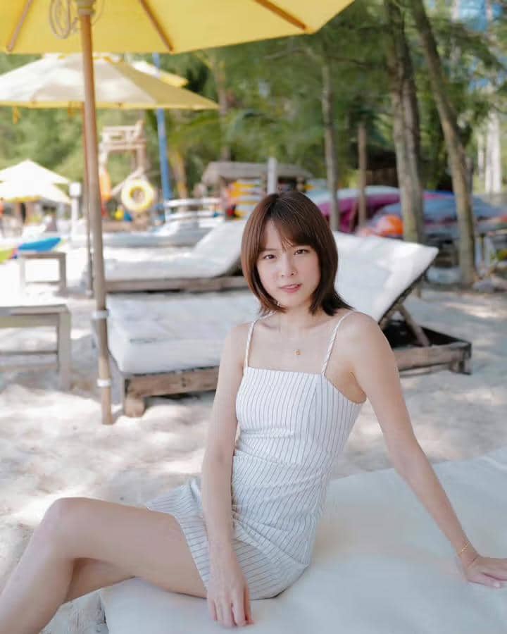 potret ide OOTD ke pantai ala Pattie Ungsumalynn