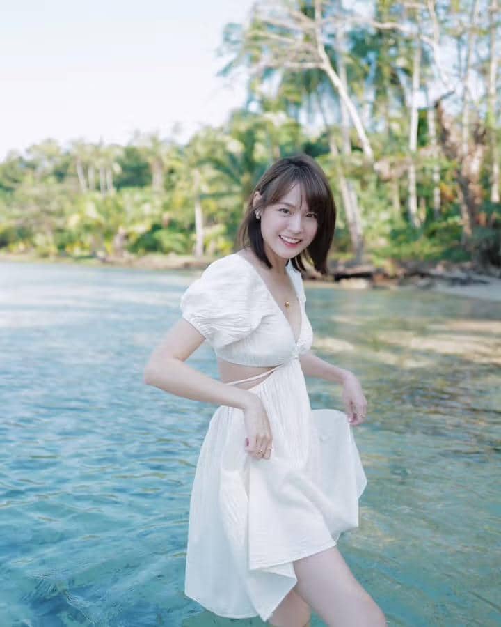 potret ide dress ke pantai ala Pattie Ungsumalynn