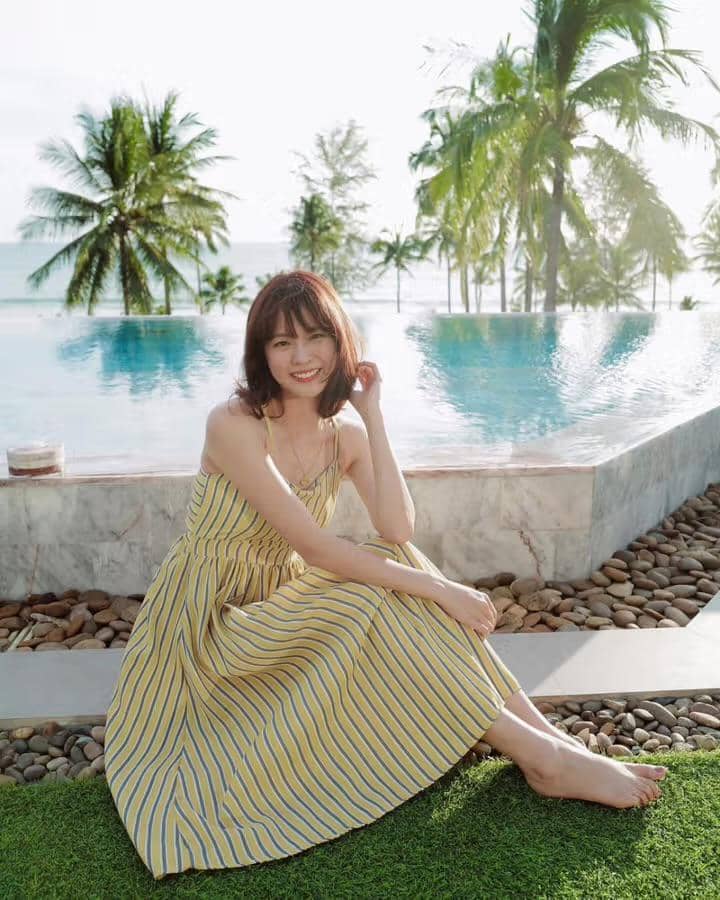 potret ide midi dress buat ke pantai ala Pattie Ungsumalynn 