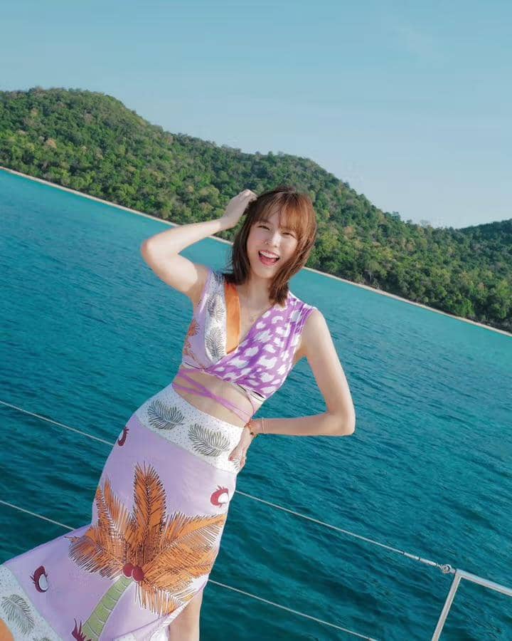 potret ide outfit modis buat ke pantai ala Pattie Ungsumalynn