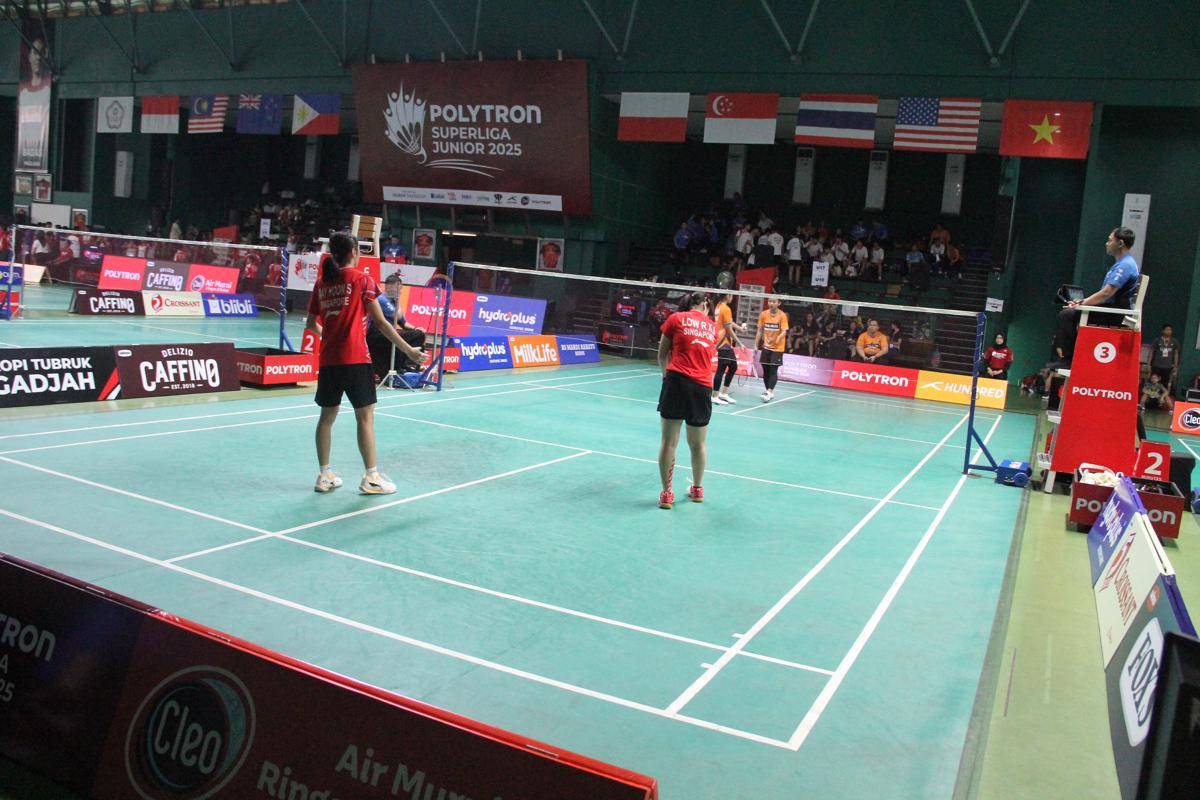 Atlet bertanding di Kejuaraan Bulu Tangkis Polytron Superliga Junior 2025 digelar di GOR Djarum, Jati, Kabupaten Kudus pada Senin (15/9/2025).  (Ari Haryono/IDN Times). 