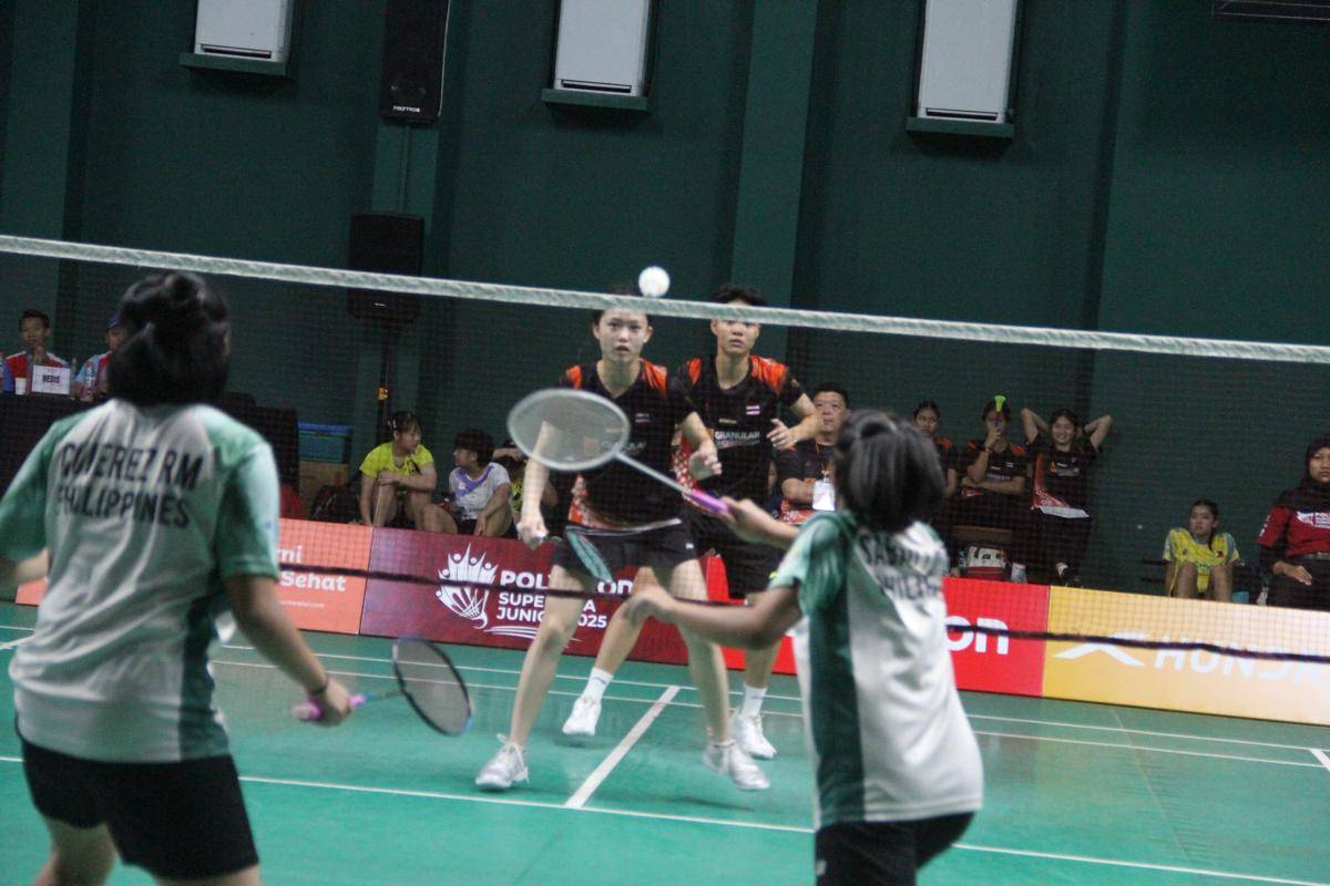 Atlet bertanding di Kejuaraan Bulu Tangkis Polytron Superliga Junior 2025 digelar di GOR Djarum, Jati, Kabupaten Kudus pada Senin (15/9/2025).  (Ari Haryono/IDN Times). 