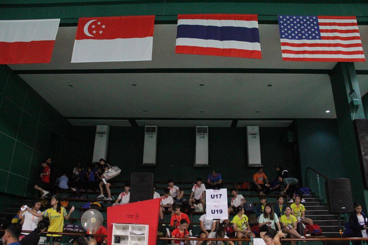 Atlet bertanding di Kejuaraan Bulu Tangkis Polytron Superliga Junior 2025 digelar di GOR Djarum, Jati, Kabupaten Kudus pada Senin (15/9/2025).  (Ari Haryono/IDN Times). 