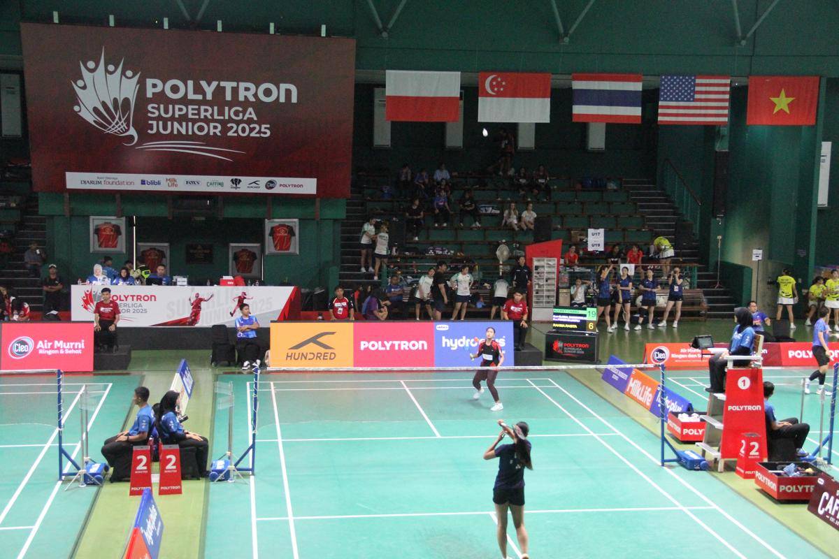 Atlet bertanding di Kejuaraan Bulu Tangkis Polytron Superliga Junior 2025 digelar di GOR Djarum, Jati, Kabupaten Kudus pada Senin (15/9/2025).  (Ari Haryono/IDN Times). 
