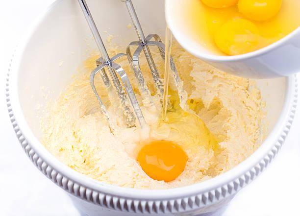 ilustrasi campur kuning telur dengan krim keju (pexels.com/mrcmos)