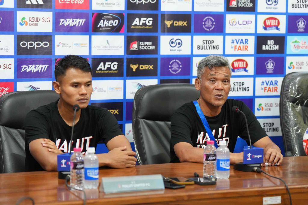 Pemain Malut United yakni Dimas Drajad (kiri) dan pelath kepala Hendri Susilo (kanan) dalam sesi jumpa pers setelah laga pekan ke-5 BRI Super League 2025/2026 melawan Persik Kedir di Stadion Brawijaya Kab. Kediri pada 12 September 2025. (Dok. Ofisial Malut United)