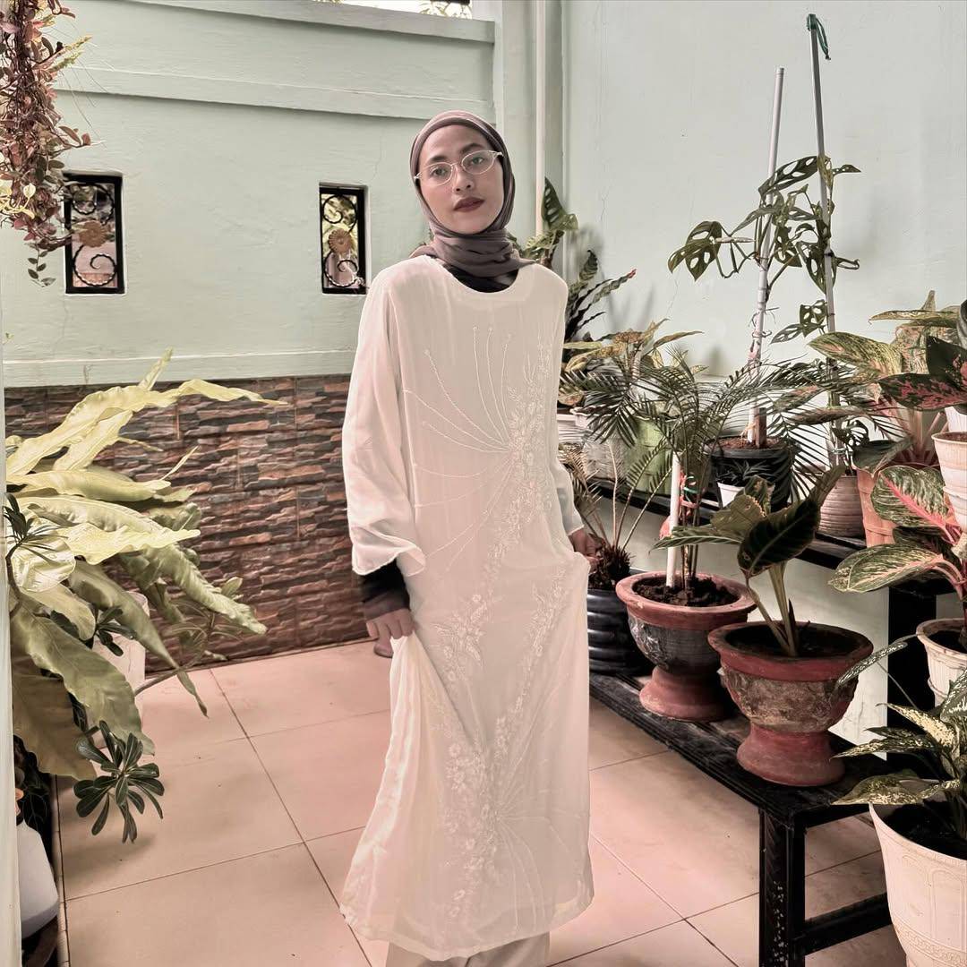 inspirasi OOTD nuansa putih ala Feby Putri (instagram.com/fbyputrinc)