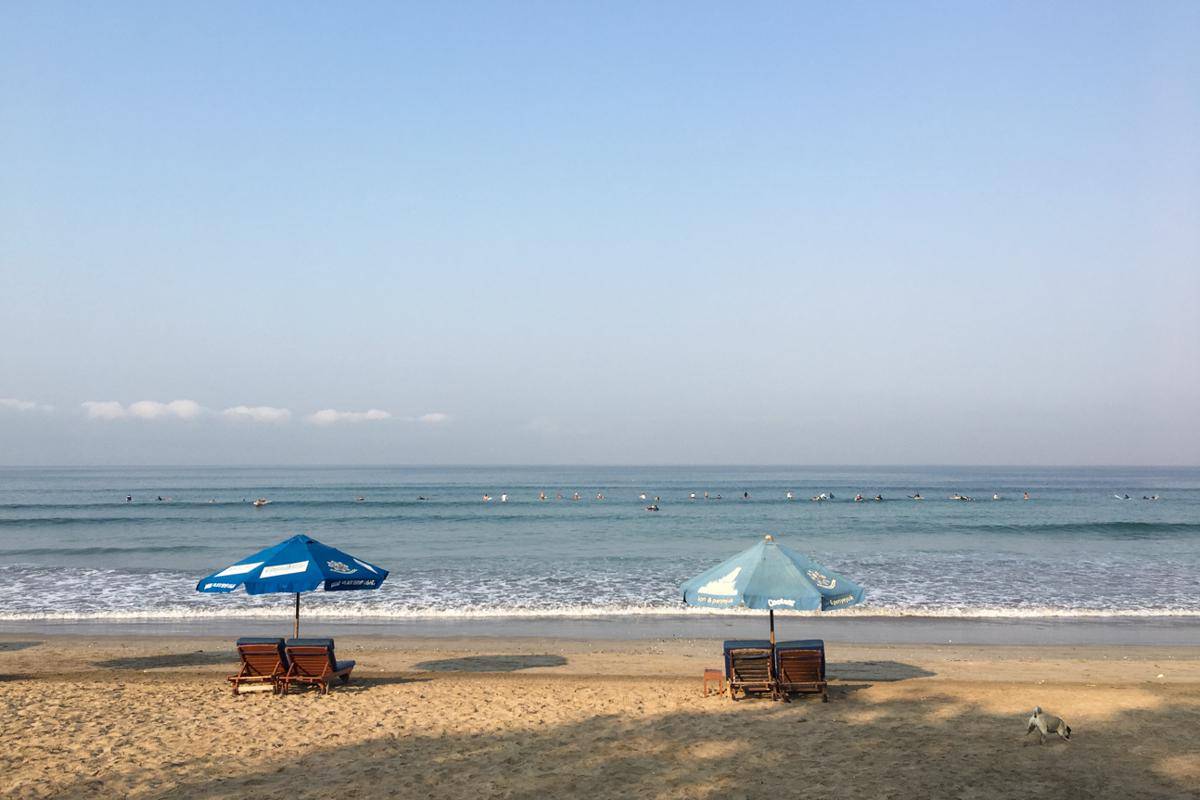 Pantai Kuta yang banyak diminati wisatawan untuk liburan (dok.pribadi/Natalia Indah)