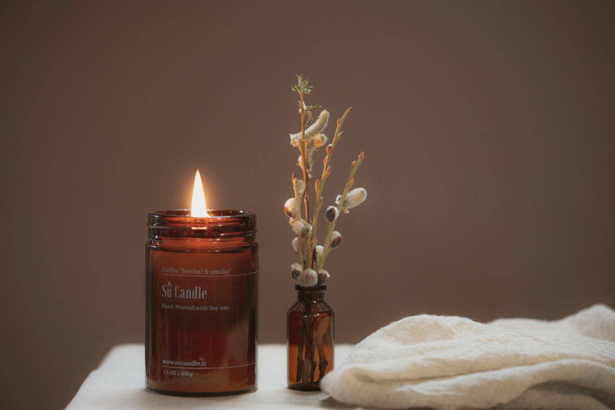 ilustrasi lilin aromaterapi (unsplash.com/nilufar nattaq)