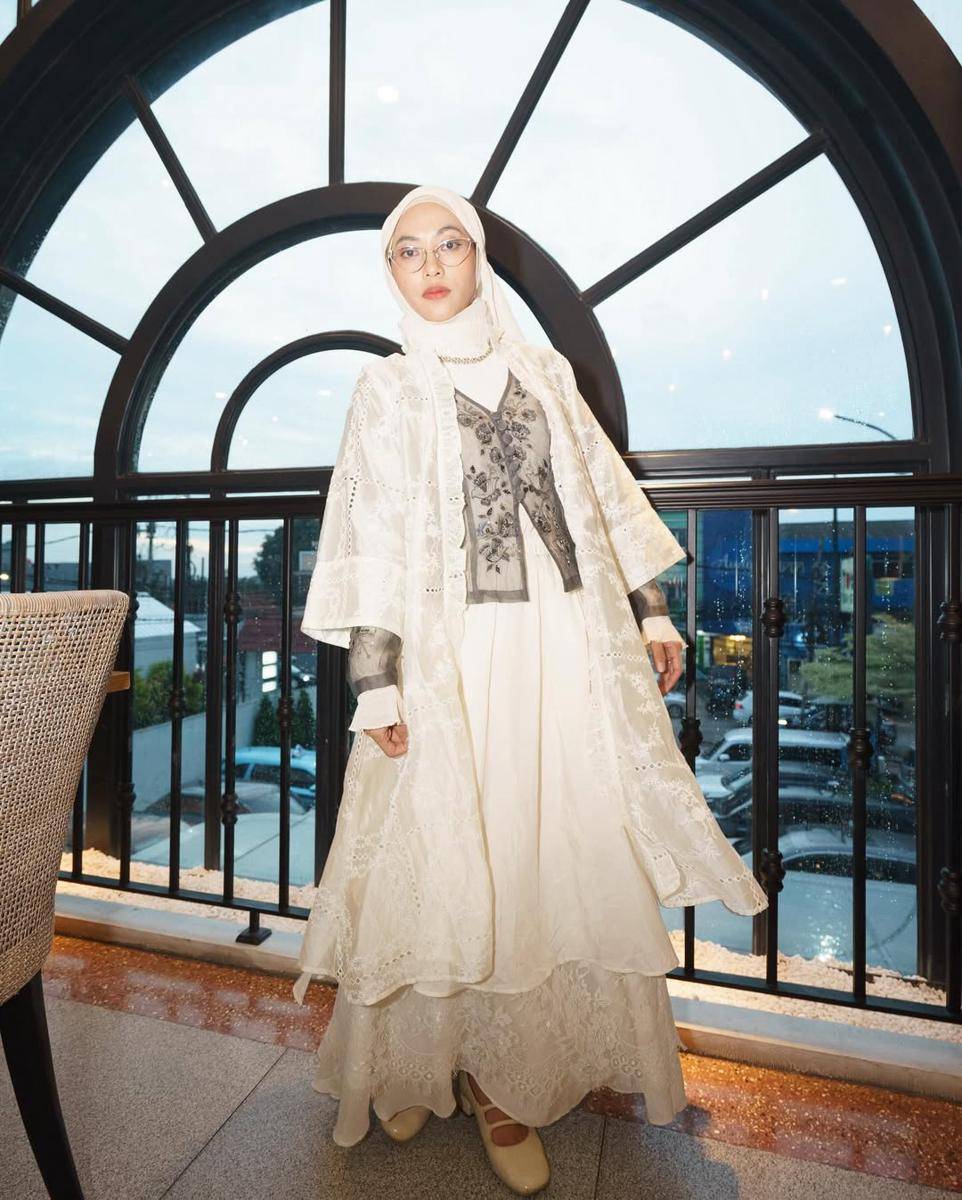 inspirasi OOTD nuansa putih ala Feby Putri (instagram.com/fbyputrinc)