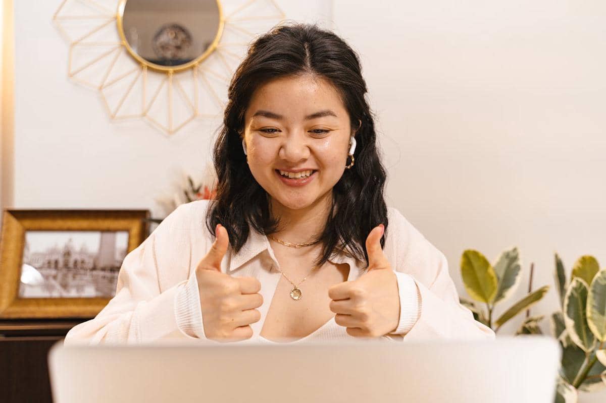 Ilustrasi perempuan dalam panggilan video sedang memberikan jempol