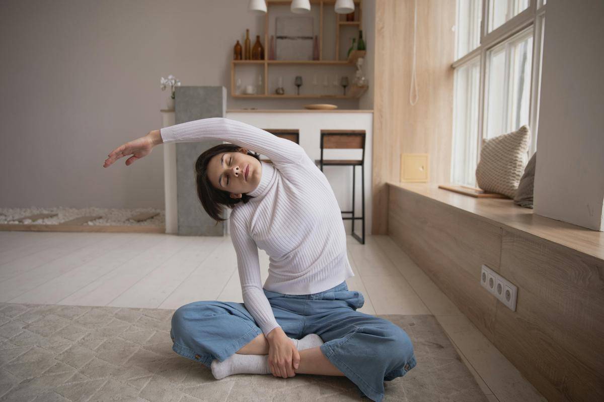 ilustrasi stretching (pexels.com/KATRIN BOLOVTSOVA)