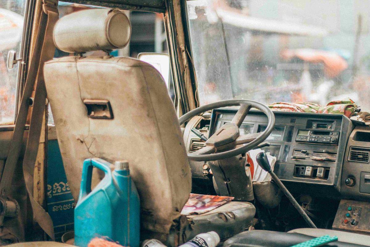 ilustrasi interior mobil yang kotor sekali (pexels.com/Humphrey Muleba)