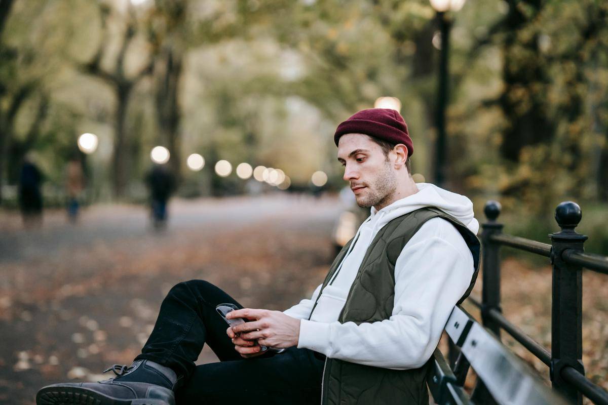 ilustrasi pria dengan beanie (pexels.com/cottonbro studio)