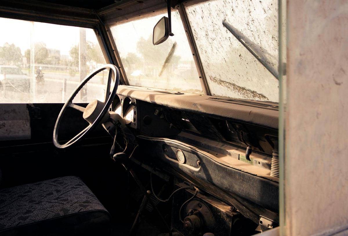 ilustrasi interior mobil yang kotor (pexels.com/Morteza Ghanbari)