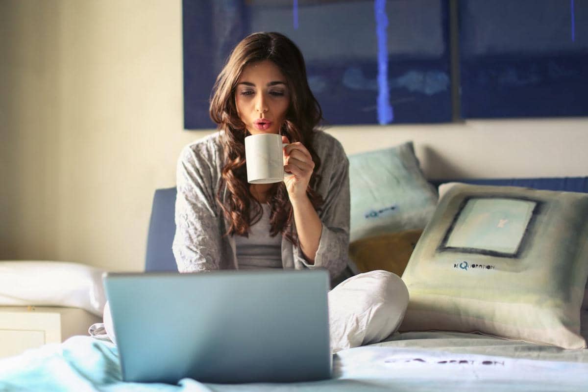 ilustrasi cahaya biru dari gadget dan laptop (pexels.com/Andrea Piacquadio)