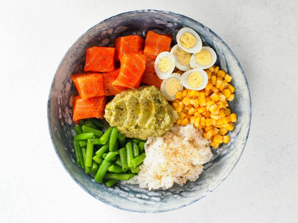 ilustrasi salmon rice bowl