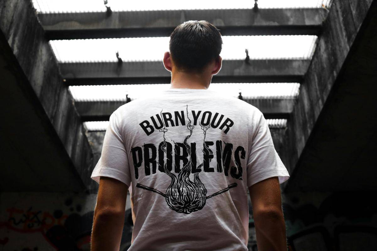 ilustrasi pria dengan kaos grafis (pexels.com/Sebastiaan Stam)