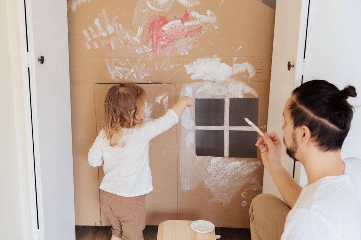 ilustrasi bermain bersama anak
