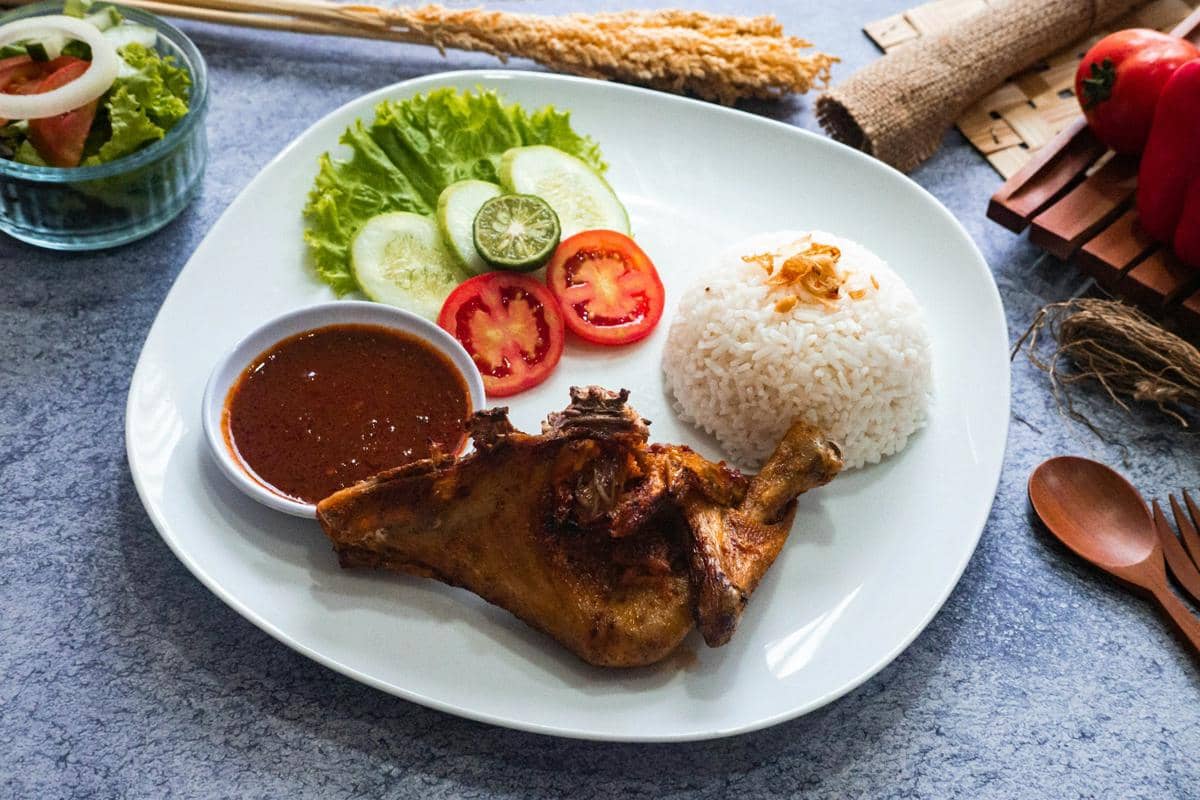 ilustrasi ayam goreng kalasan sambal merah ala rumahan 