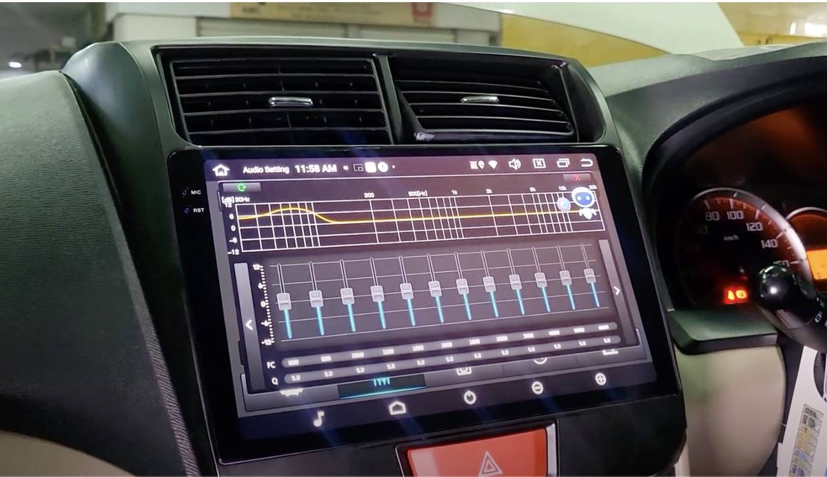 ilustrasi mengatur equalizer audio mobil