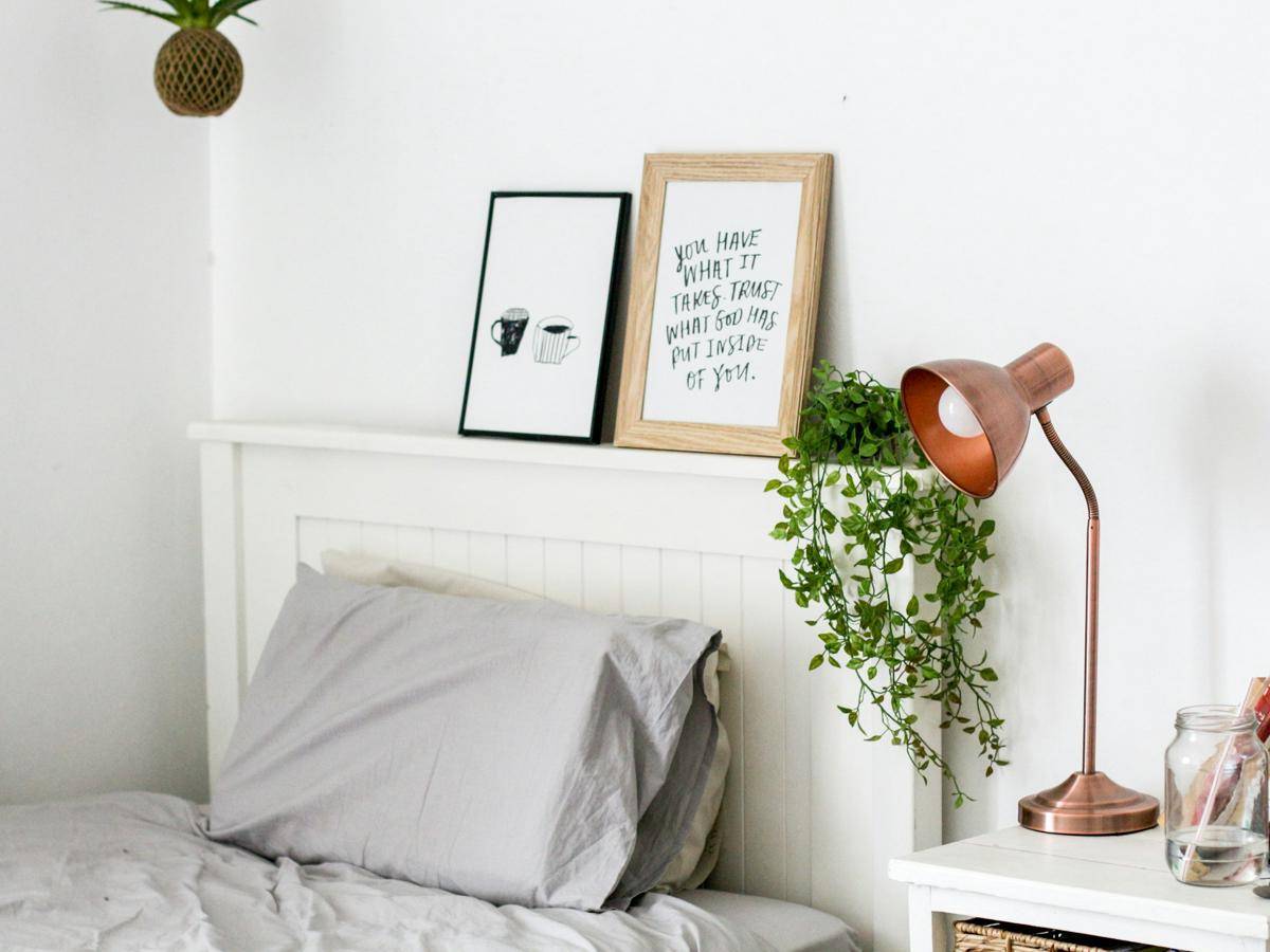 Lampu di atas meja samping tempat tidur (Unsplash.com/ Sincerely Media)