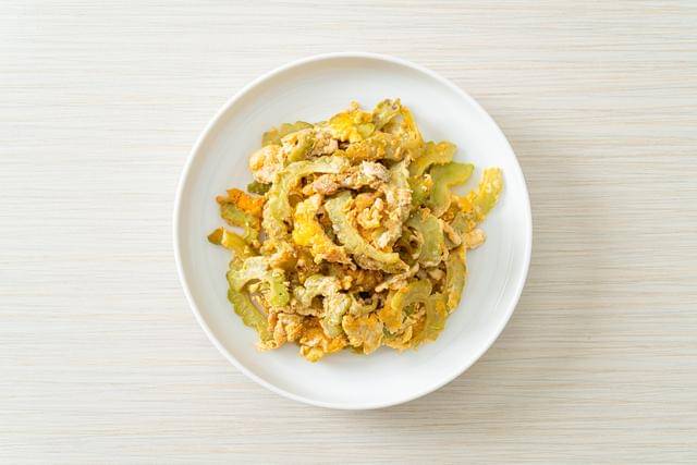 ilustrasi tumis pare telur 