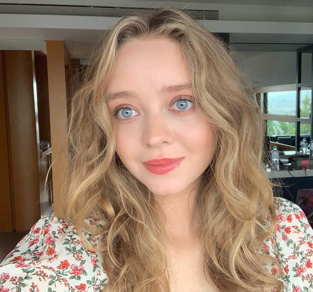 Inspirasi makeup ala Madeleine Arthur (instagram.com/madeleinearthur)