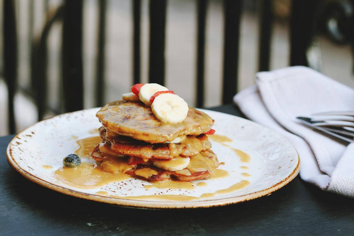 ilustrasi banana honey oat pancake (unsplash.com/Toa Heftiba)