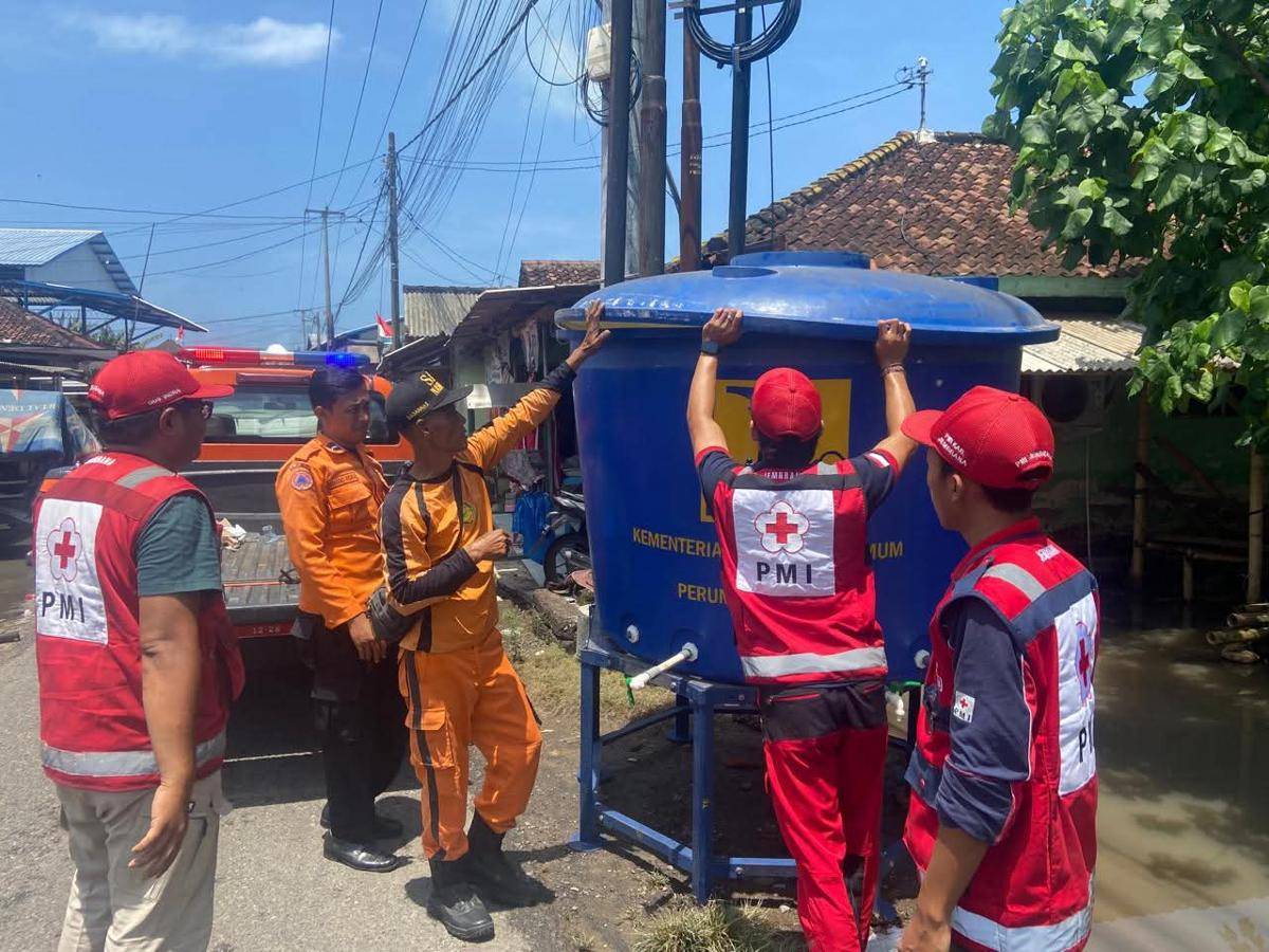 Penyaluran bantuan air bersih terhadap warga terdampak banjir di Kabupaten Jembrana.