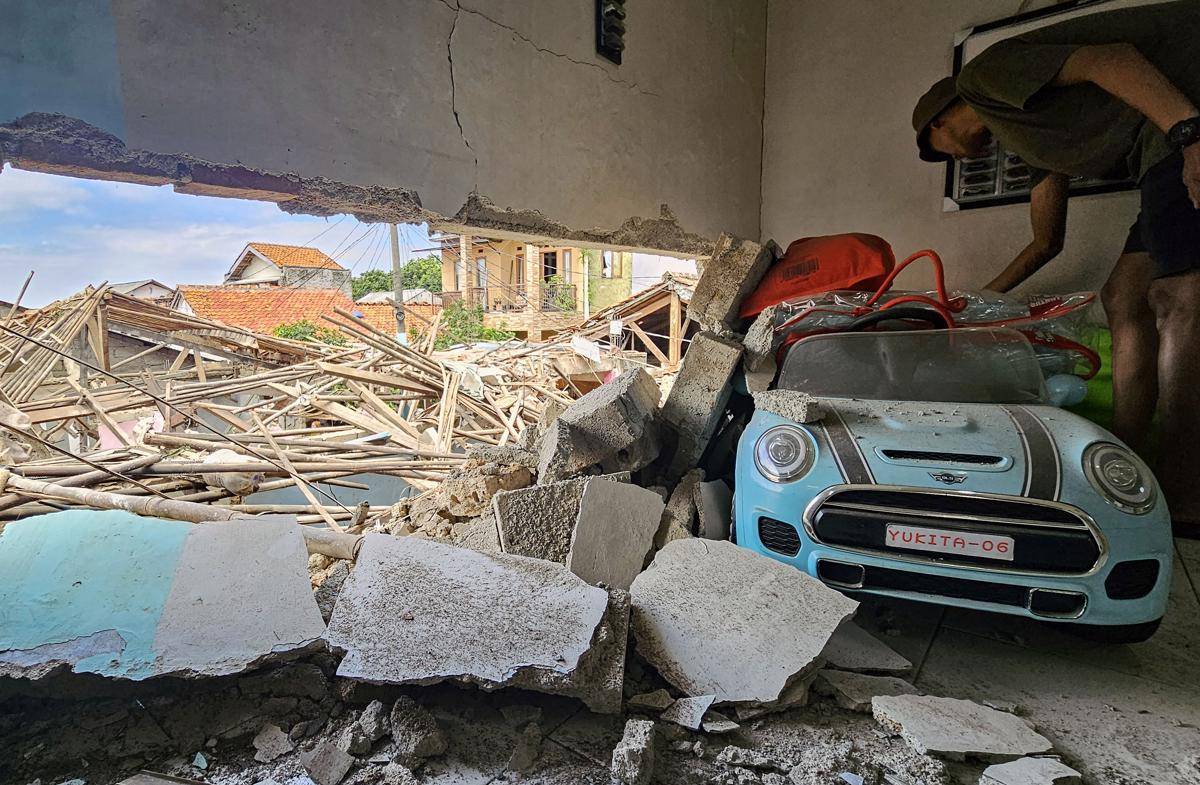 Warga memeriksa rumahnya yang rusak terdampak ledakan misterius di Pondok Cabe Ilir, Pamulang, Tangerang Selatan, Banten, Jumat (12/9/2025). Penyebab terjadinya ledakan yang mengakibatkan kerusakan 13 rumah itu masih belum diketahui