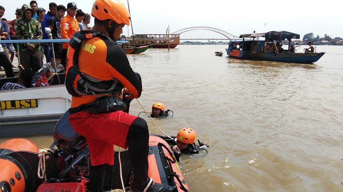 Pencarian orang hilang di Sungai Musi kawasan Gandus Palembang (Dok: KANTOR SAR PALEMBANG)