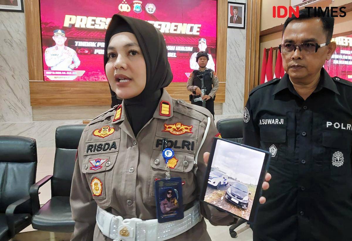 Kasatlantas Polres Banjar, AKP Risda Idfira, menjelaskan penemuan 19 Kg sabu berawal saat petugas berpatroli melihat mobil Brio singgah di bahu jalan. (Hendra Lianor/IDN Times)