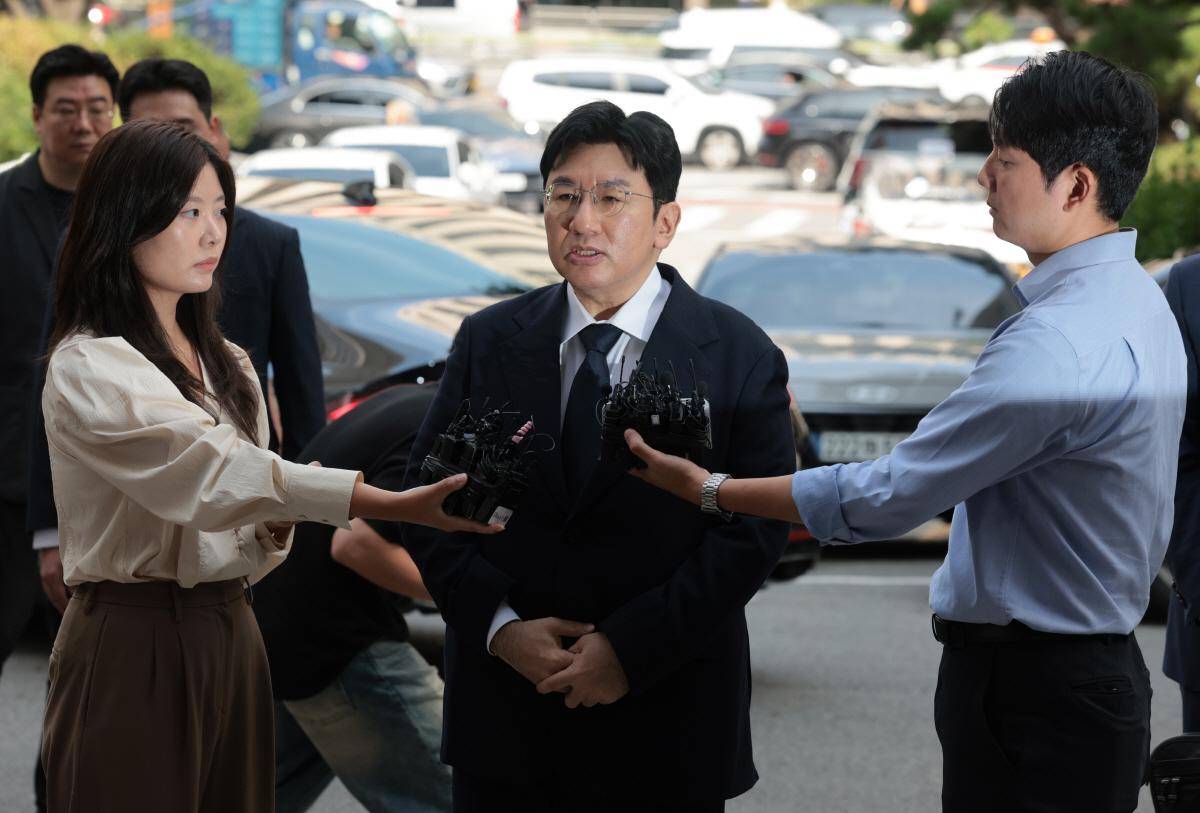 Bang Si Hyuk memenuhi panggilan polisi