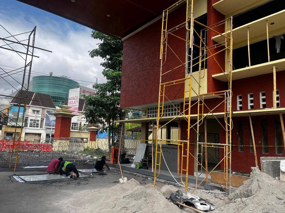 Proses perbaikan markas Polda DIY di Sleman. 