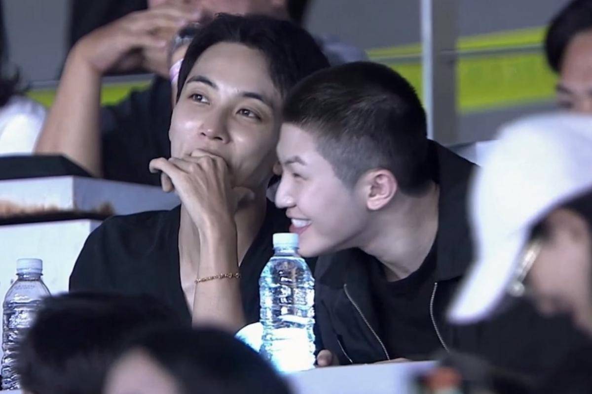 Jeonghan dan Woozi di konser SEVENTEEN sebelum wamil (dok. HYBE Labels)