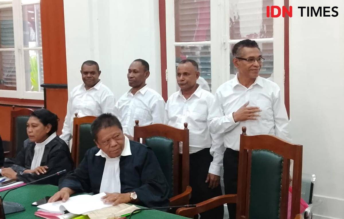 Empat terdakwaEmpat terdakwa anggota Negara Federasi Republik Papua Barat (NFRPB) yang terjerat kasus makar jalani sidang di PN Makassar, Senin (15/9/2025). IDN Times/Darsil Yahya