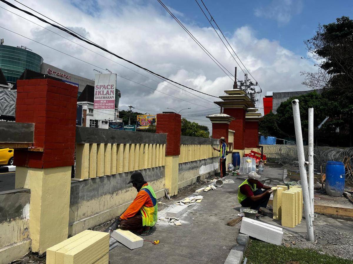 Proses perbaikan markas Polda DIY di Sleman.