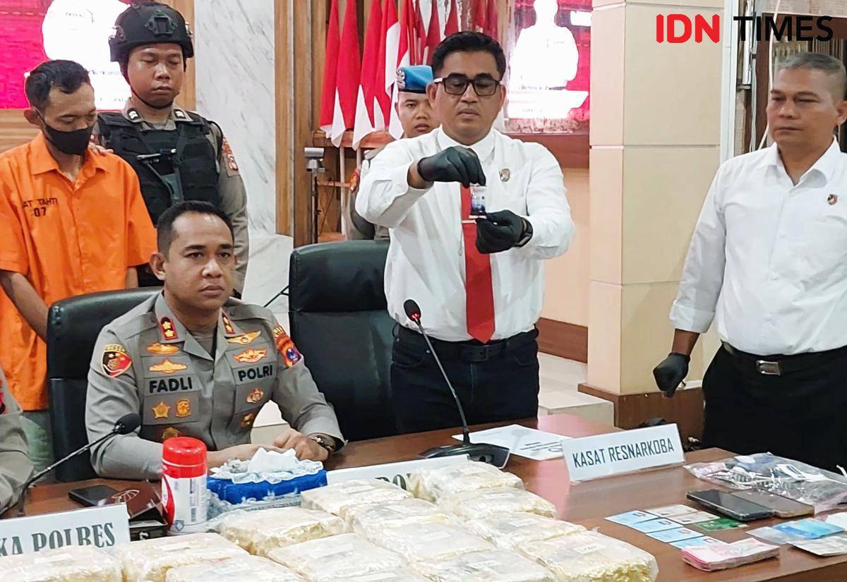 Kasat Narkoba Polres Banjar, AKP Tatang Supriyadi (tengah), melakukan pengetasan keaslian sabu dalam konferensi pers pengungkapan 19 Kg sabu, Senin (15/9/2025). (Hendra Lianor/IDN Times)