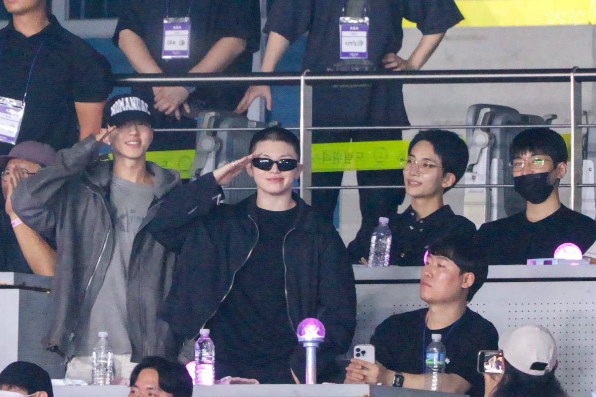 Hoshi, Woozi, Jeonghan, dan Wonwoo di konser SEVENTEEN sebelum wamil (dok. HYBE Labels)