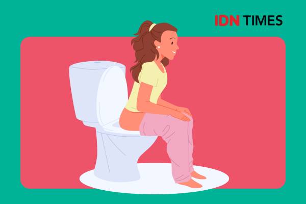 Seorang perempuan sedang buang air kecil di toilet.