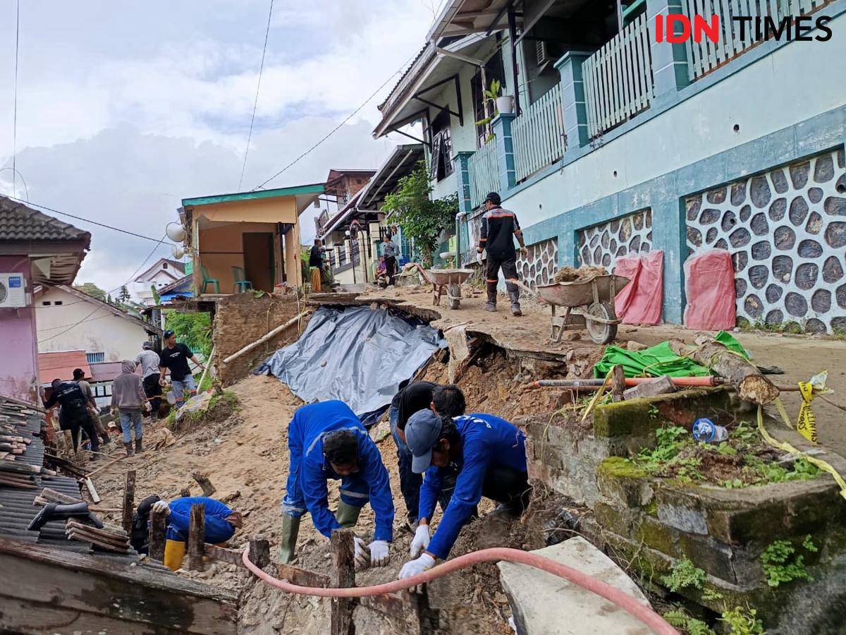 Longsor menerjang satu rumah di RT 64, Kelurahan Klandasan Ilir, Kota Balikpapan. 
