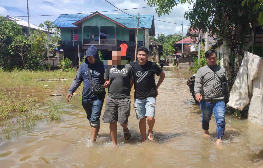 Tersangka SE saat ditangkap polisi di Kabupaten Mahulu. 