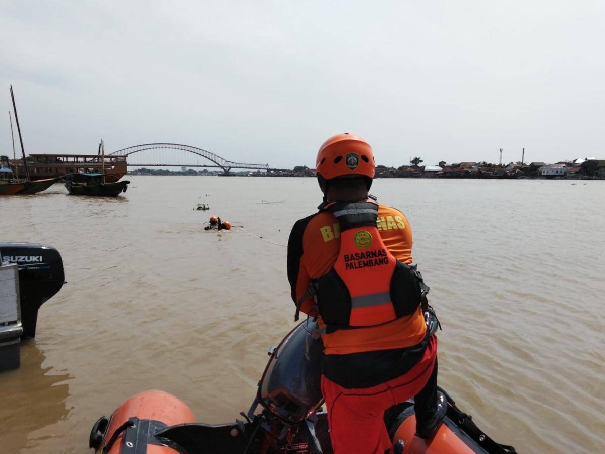 Pencarian orang hilang di Sungai Musi kawasan Gandus Palembang (Dok: KANTOR SAR PALEMBANG)