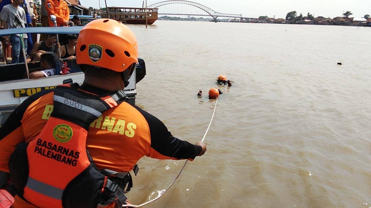 Pencarian orang hilang di Sungai Musi kawasan Gandus Palembang (Dok: KANTOR SAR PALEMBANG)