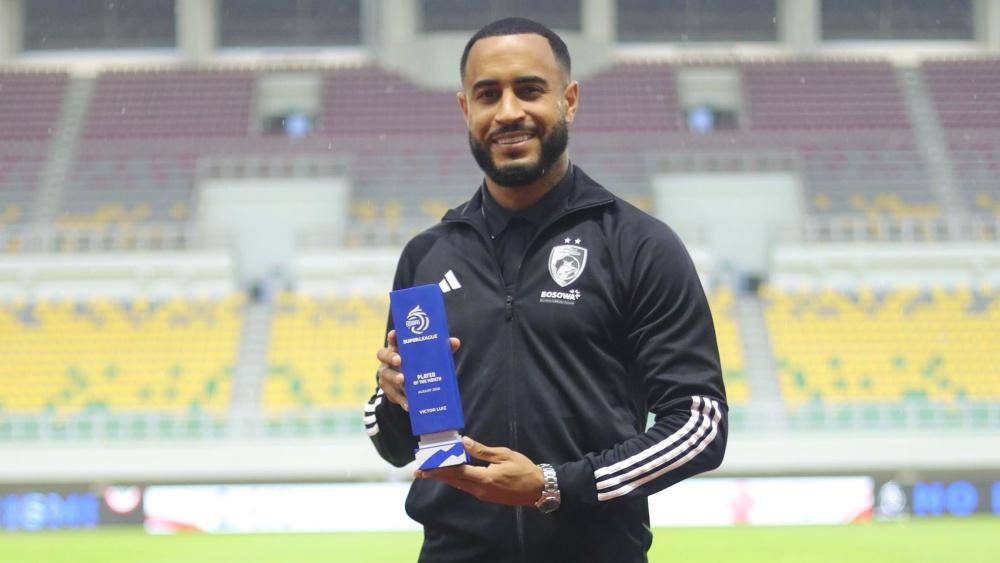 Pemain PSM Makassar, Vitcor Luiz, saat menerima trofi penghargaan BRI Super League 2025/2026 Player of the Month edisi Agustus pada 11 September 2025. (Dok. Ofisial I.League)