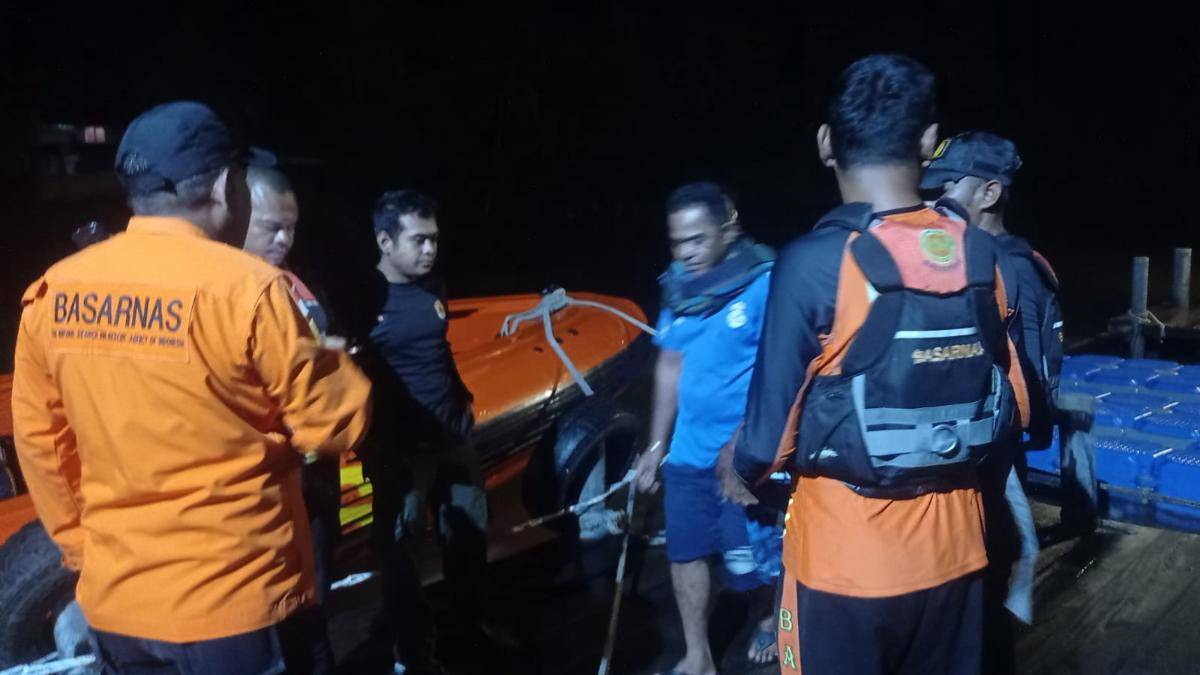 Tim Basarnas Padang menanyai korban selamat
