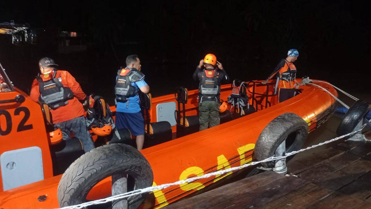 Tim Basarnas Padang menggunakan kapal untuk melakukan pencarian