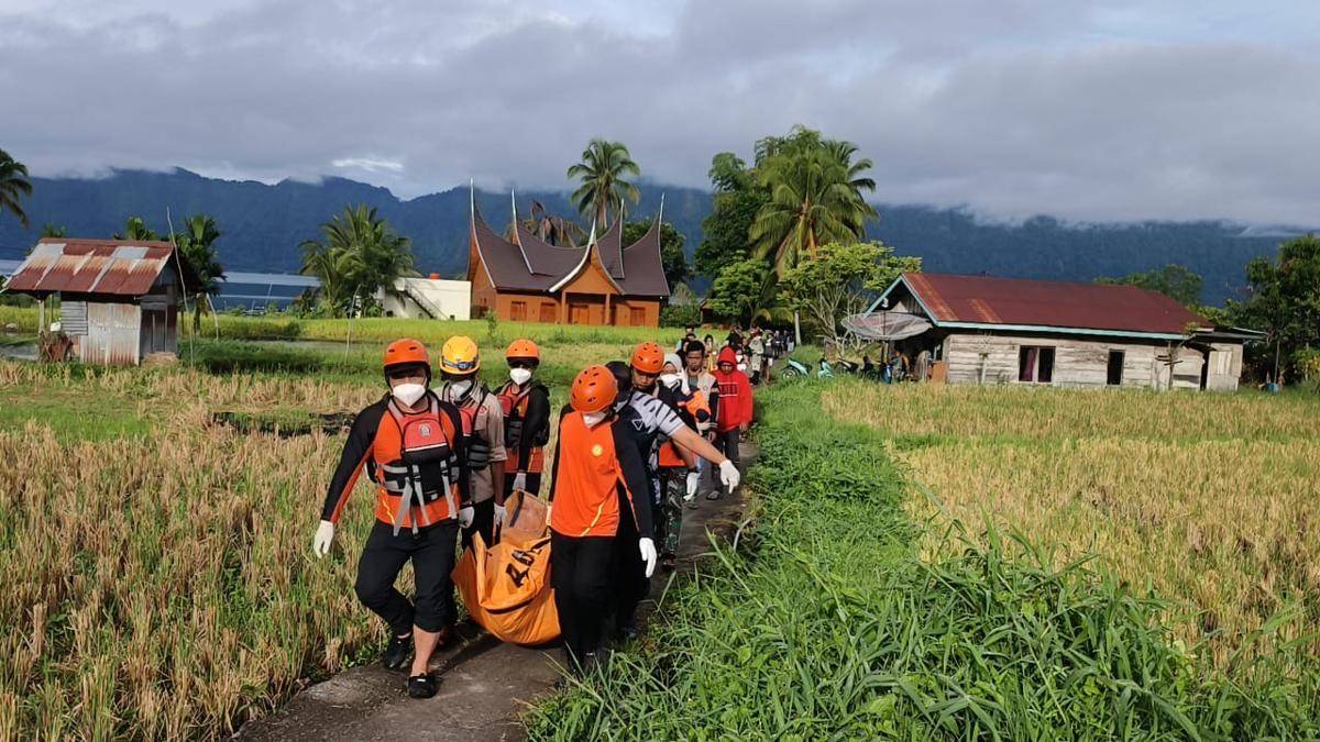 Tim Basarnas membawa jasad korban melewati persawahan (Foto: Basarnas Padang)